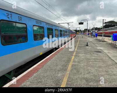 Scènes de trains arrivant et extérieurs de la gare du cantonnement de bangalore Banque D'Images