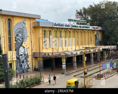 Scènes de trains arrivant et extérieurs de la gare du cantonnement de bangalore Banque D'Images