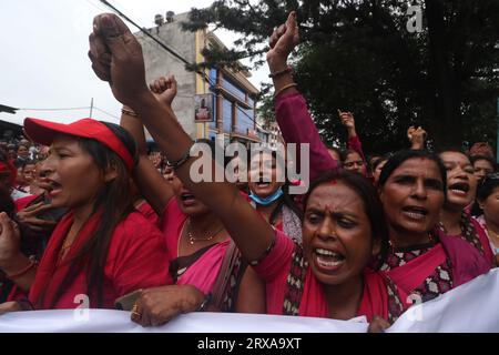 Katmandou, ne, Népal. 24 septembre 2023. Les enseignants des écoles publiques protestent pour exiger des amendements au projet de loi sur l'éducation, récemment enregistré à la Chambre des représentants à Katmandou, au Népal, le 24 septembre 2023. (Image de crédit : © Aryan Dhimal/ZUMA Press Wire) USAGE ÉDITORIAL SEULEMENT! Non destiné à UN USAGE commercial ! Banque D'Images