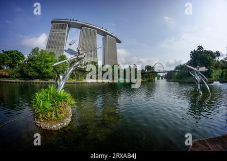 L'eau Dragonfly se trouve dans le lac à Gardens by the Bay avec le bâtiment emblématique Marina Bay Sands, Singapour, Asie du Sud-est Banque D'Images