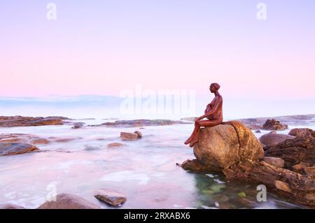 Une sculpture nommée Layla par l'artiste Russell Sheridan près de l'embouchure de la Margaret River à Prevelly Beach à l'aube, Australie occidentale. Banque D'Images