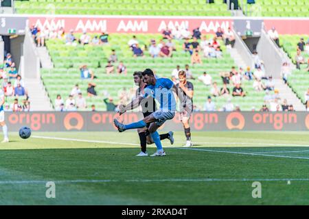 Melbourne, Australie. 24 septembre 2023. Le milieu de terrain Tolgay Arslan de Melbourne tire au but. Crédit : James Forrester/Alamy Live News Banque D'Images