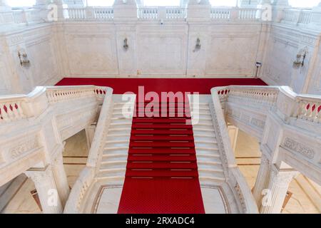 Bel escalier en marbre blanc orné à l'intérieur du Palais du Parlement, Maison de la République, Bucarest, Roumanie Banque D'Images