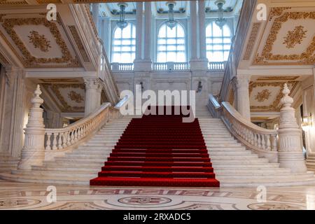 Bel escalier en marbre blanc orné à l'intérieur du Palais du Parlement, Maison de la République, Bucarest, Roumanie Banque D'Images