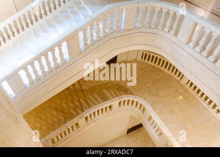 Bel escalier en marbre blanc orné à l'intérieur du Palais du Parlement, Maison de la République, Bucarest, Roumanie Banque D'Images