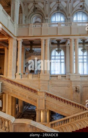 Bel escalier en marbre blanc orné à l'intérieur du Palais du Parlement, Maison de la République, Bucarest, Roumanie Banque D'Images