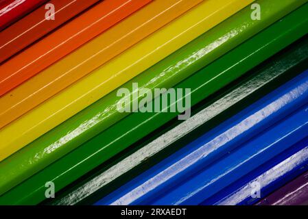 Une photo de crayons colorés alignés, se termine invisible, montrant un flux continu de teintes vibrantes et l'unité dans la diversité. Banque D'Images