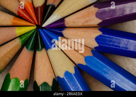 Crayons de couleur vibrants disposés en cercle, conseils se rencontrant au centre, mettant en valeur un spectre dans un plan macro Banque D'Images