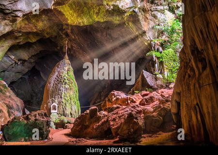 Les rayons de lumière à l'intérieur de la grotte près de Sadan Hpa-An au Myanmar Banque D'Images