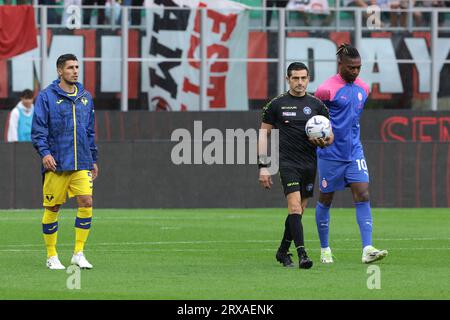 Milan, Italie. 23 septembre 2023. L'arbitre Fabio Maresca effectue une inspection de terrain avec les deux capitaines Davide Faraoni de Hellas Verona et Rafael Leao de l'AC Milan avant de retarder le coup d'envoi de 25 minutes en raison des fortes pluies avant le match de Serie A à Giuseppe Meazza, Milan. Le crédit photo devrait se lire : Jonathan Moscrop/Sportimage crédit : Sportimage Ltd/Alamy Live News Banque D'Images