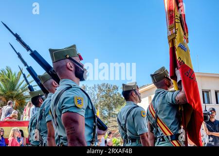 Ceuta, Espagne - 20 septembre 2023 : légionnaires. Des soldats de la Légion espagnole défilent portant le drapeau espagnol le jour de son 103e anniversaire Banque D'Images