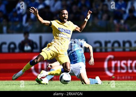 Genk, Belgique. 24 septembre 2023. Bilal El Khannouss de Genk et Eric Junior Bocat de STVV se battent pour le ballon lors d'un match de football entre KRC Genk et Sint-Truidense VV, dimanche 24 septembre 2023 à Genk, le jour 08 de la saison 2023-2024 de la Jupiler Pro League première division du championnat belge. BELGA PHOTO JOHAN EYCKENS crédit : Belga News Agency/Alamy Live News Banque D'Images