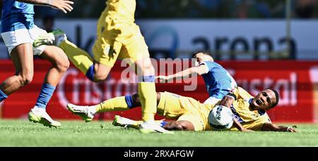 Genk, Belgique. 24 septembre 2023. Bilal El Khannouss de Genk et Eric Junior Bocat de STVV se battent pour le ballon lors d'un match de football entre KRC Genk et Sint-Truidense VV, dimanche 24 septembre 2023 à Genk, le jour 08 de la saison 2023-2024 de la Jupiler Pro League première division du championnat belge. BELGA PHOTO JOHAN EYCKENS crédit : Belga News Agency/Alamy Live News Banque D'Images