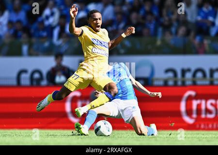 Genk, Belgique. 24 septembre 2023. Bilal El Khannouss de Genk et Eric Junior Bocat de STVV se battent pour le ballon lors d'un match de football entre KRC Genk et Sint-Truidense VV, dimanche 24 septembre 2023 à Genk, le jour 08 de la saison 2023-2024 de la Jupiler Pro League première division du championnat belge. BELGA PHOTO JOHAN EYCKENS crédit : Belga News Agency/Alamy Live News Banque D'Images