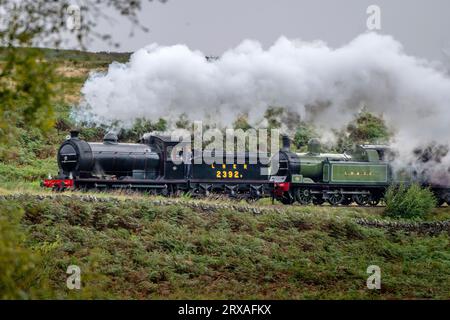 Les locomotives LNER 2392 et Lambton Colliery No. 29 traversent le North York Moors National Park pendant le North Yorkshire Moors Railway 50th Anniversary Steam Gala. Date de la photo : dimanche 24 septembre 2023. Banque D'Images