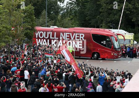 Liverpool, Royaume-Uni. 24 septembre 2023. Les supporters de Liverpool longent la rue pour accueillir les joueurs de Liverpool arrivant dans les bus de l'équipe du Liverpool FC avant le match. Match de Premier League, Liverpool contre West Ham Utd à Anfield à Liverpool le dimanche 24 septembre 2023. Cette image ne peut être utilisée qu'à des fins éditoriales. Usage éditorial uniquement, licence requise pour un usage commercial. Aucune utilisation dans les Paris, les jeux ou les publications d'un seul club/ligue/joueur. photo de Chris Stading/Andrew Orchard photographie sportive/Alamy Live News crédit : Andrew Orchard photographie sportive/Alamy Live News Banque D'Images