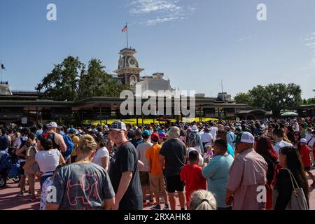 Orlando, États-Unis - 25 juillet 2023 : des centaines de personnes se tenant dans la queue dans la chaleur de l'été, pour entrer dans Disney's Magic Kingdom. Banque D'Images