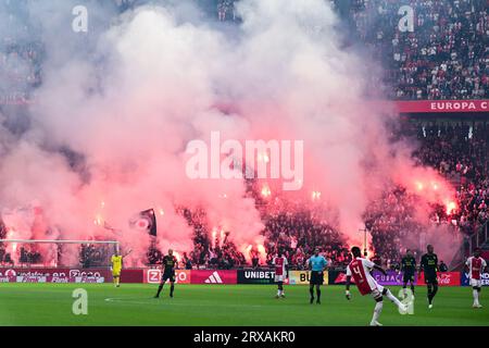 AMSTERDAM - les supporters de l'Ajax ont déclenché un feu d'artifice lors du match néerlandais d'Eredivisie entre l'Ajax et Feyenoord au Johan Cruijff Arena le 24 septembre 2023 à Amsterdam, pays-Bas. ANP OLAF KRAAK Banque D'Images