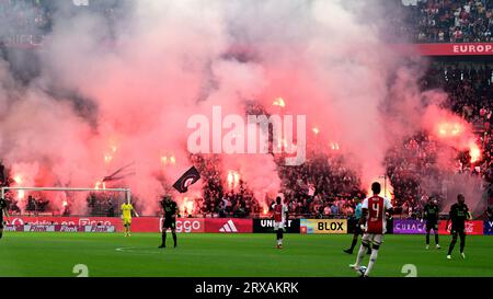 AMSTERDAM - les supporters de l'Ajax ont déclenché un feu d'artifice lors du match néerlandais d'Eredivisie entre l'Ajax et Feyenoord au Johan Cruijff Arena le 24 septembre 2023 à Amsterdam, pays-Bas. ANP OLAF KRAAK Banque D'Images