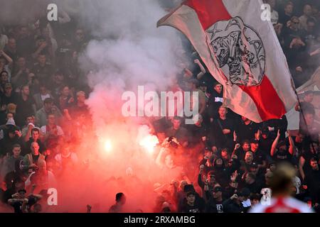 AMSTERDAM - les supporters de l'Ajax ont déclenché un feu d'artifice lors du match néerlandais d'Eredivisie entre l'Ajax et Feyenoord au Johan Cruijff Arena le 24 septembre 2023 à Amsterdam, pays-Bas. ANP OLAF KRAAK Banque D'Images
