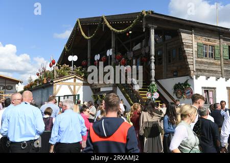 Munich, Allemagne. 24 septembre 2023. Les joueurs du FC Bayern célèbrent dans le Käferzelt. La 188e Wiesn aura lieu cette année du 16.09.- 03.10.2023. Crédit : Felix Hörhager/dpa/Alamy Live News Banque D'Images