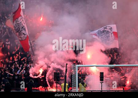 AMSTERDAM - les supporters de l'Ajax ont déclenché un feu d'artifice lors du match néerlandais d'Eredivisie entre l'Ajax et Feyenoord au Johan Cruijff Arena le 24 septembre 2023 à Amsterdam, pays-Bas. ANP OLAF KRAAK Banque D'Images