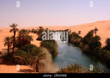 Lac Um el Maa dans les dunes de sable d'Ubari, Libye Banque D'Images