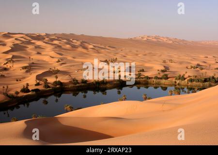 L'Um el Maa dans les dunes de sable d'Ubari, Libye Banque D'Images