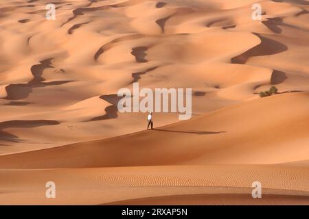 Randonneurs dans les dunes de sable près du lac Um el Maa, Libye Banque D'Images