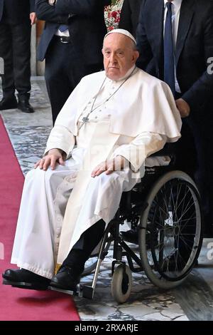 Vatican, Vatican. 24 septembre 2023. Italie, Rome, 2023/9/24. Le Pape François arrive pour rendre hommage au cercueil du défunt Président émérite de la République Giorgio Napolitano déposé au Sénat à Rome, Italie l'ancien Président italien Giorgio Napolitano est décédé dans une clinique de Rome le 22 septembre 2023 à l'âge de 98 ans. Le double ancien président (2006-2015) était l'une des personnalités politiques les plus respectées de l'Italie Photographie par Catholic Press photo Credit : Independent photo Agency/Alamy Live News Banque D'Images