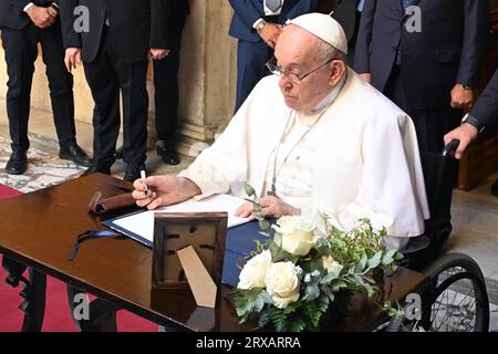 Vatican, Vatican. 24 septembre 2023. Italie, Rome, 2023/9/24. Le Pape François arrive pour rendre hommage au cercueil du défunt Président émérite de la République Giorgio Napolitano déposé au Sénat à Rome, Italie l'ancien Président italien Giorgio Napolitano est décédé dans une clinique de Rome le 22 septembre 2023 à l'âge de 98 ans. Le double ancien président (2006-2015) était l'une des personnalités politiques les plus respectées de l'Italie Photographie par Catholic Press photo Credit : Independent photo Agency/Alamy Live News Banque D'Images