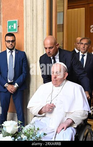 Vatican, Vatican. 24 septembre 2023. Italie, Rome, 2023/9/24. Le Pape François arrive pour rendre hommage au cercueil du défunt Président émérite de la République Giorgio Napolitano déposé au Sénat à Rome, Italie l'ancien Président italien Giorgio Napolitano est décédé dans une clinique de Rome le 22 septembre 2023 à l'âge de 98 ans. Le double ancien président (2006-2015) était l'une des personnalités politiques les plus respectées de l'Italie Photographie par Catholic Press photo Credit : Independent photo Agency/Alamy Live News Banque D'Images