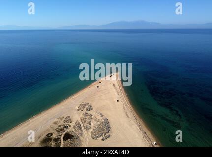 Grèce, septembre 2023. Vue aérienne drone sur la plage d'Epanomi. Banque D'Images
