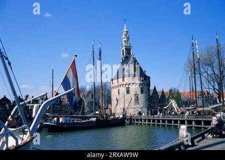 Tour 'Hoofdtoren' et navires dans le port, Hoorn, pays-Bas Banque D'Images