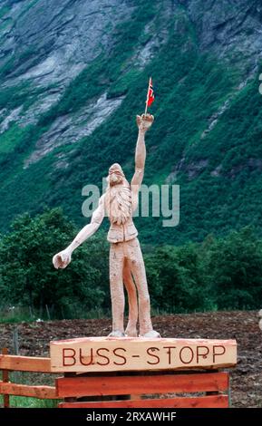 Figure en bois à l'arrêt de bus, Trollstigen, Norvège, sculpture sur bois, arrêt de bus Banque D'Images