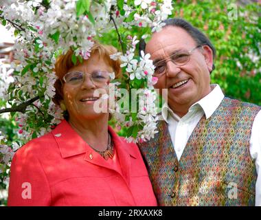 Couple marié plus âgé dans le parc, posant, portrait, amical, souriant, couple marié plus âgé, posant, portrait, amical, souriant Banque D'Images