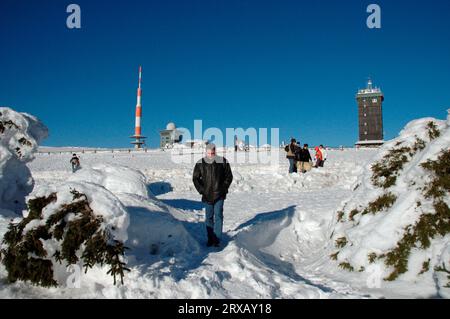 Touristes sur le Brocken avec station météo et tour de transmission, parc national de Hochharz, Saxe-Anhalt, Allemagne, montagnes du Harz Banque D'Images