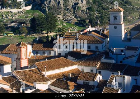 Vue de Grazalema avec l'église de la Encarnacion, villages blancs, Pueblos Blancos, Andalousie, Espagne Banque D'Images