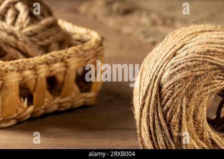 Une boule de fils de jute à texture grossière sur une serviette en toile de jute Banque D'Images