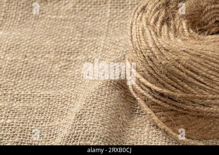 Une boule de fils de jute à texture grossière sur une serviette en toile de jute Banque D'Images