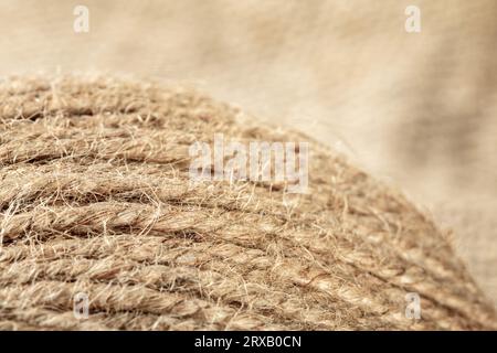 Une boule de fils de jute à texture grossière sur une serviette en toile de jute Banque D'Images