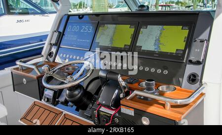 NORWALK, CT USA - 21 SEPTEMBRE 2023 : panneau de commande Formula 387 CCF sur bateau de pêche exposé au Norwalk Boat Show Banque D'Images