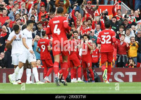 Liverpool, Royaume-Uni. 24 septembre 2023. Mohamed Salah de Liverpool (11) célèbre avec ses coéquipiers après avoir marqué le 1e but de son équipe depuis le point de penalty. Match de Premier League, Liverpool contre West Ham Utd à Anfield à Liverpool le dimanche 24 septembre 2023. Cette image ne peut être utilisée qu'à des fins éditoriales. Usage éditorial uniquement, licence requise pour un usage commercial. Aucune utilisation dans les Paris, les jeux ou les publications d'un seul club/ligue/joueur. photo de Chris Stading/Andrew Orchard photographie sportive/Alamy Live News crédit : Andrew Orchard photographie sportive/Alamy Live News Banque D'Images