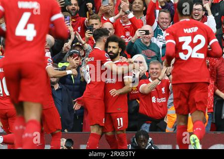 Liverpool, Royaume-Uni. 24 septembre 2023. Mohamed Salah de Liverpool (11) célèbre avec ses coéquipiers après avoir marqué le 1e but de son équipe depuis le point de penalty. Match de Premier League, Liverpool contre West Ham Utd à Anfield à Liverpool le dimanche 24 septembre 2023. Cette image ne peut être utilisée qu'à des fins éditoriales. Usage éditorial uniquement, licence requise pour un usage commercial. Aucune utilisation dans les Paris, les jeux ou les publications d'un seul club/ligue/joueur. photo de Chris Stading/Andrew Orchard photographie sportive/Alamy Live News crédit : Andrew Orchard photographie sportive/Alamy Live News Banque D'Images