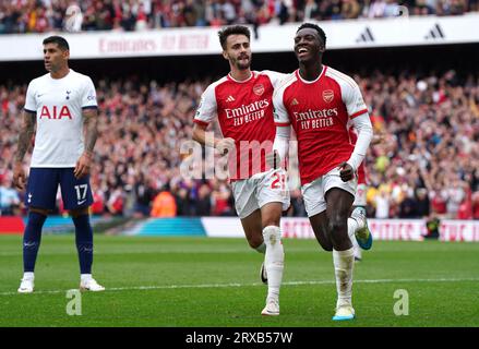 Fabio Vieira (au centre) et Eddie Nketiah d'Arsenal célèbrent la fête après que Bukayo Saka ait tiré pour le premier but de leur équipe lors du match de Premier League à l'Emirates Stadium, Londres. Date de la photo : dimanche 24 septembre 2023. Banque D'Images