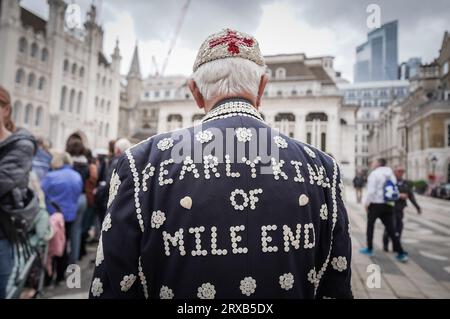 Londres, Royaume-Uni. 24 septembre 2023. Pearly Kings et Queens Costermongers Harvest Festival à Guildhall Yard. Les perles se réunissent dans la cour et sont rejointes par divers maires et dignitaires pour une célébration animée pour marquer le changement des saisons. Crédit : Guy Corbishley/Alamy Live News Banque D'Images