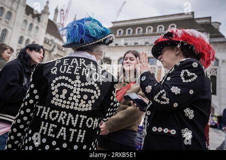 Londres, Royaume-Uni. 24 septembre 2023. Pearly Kings et Queens Costermongers Harvest Festival à Guildhall Yard. Les perles se réunissent dans la cour et sont rejointes par divers maires et dignitaires pour une célébration animée pour marquer le changement des saisons. Crédit : Guy Corbishley/Alamy Live News Banque D'Images