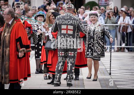 Londres, Royaume-Uni. 24 septembre 2023. Pearly Kings et Queens Costermongers Harvest Festival à Guildhall Yard. Les perles se réunissent dans la cour et sont rejointes par divers maires et dignitaires pour une célébration animée pour marquer le changement des saisons. Crédit : Guy Corbishley/Alamy Live News Banque D'Images