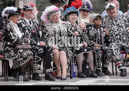 Londres, Royaume-Uni. 24 septembre 2023. Pearly Kings et Queens Costermongers Harvest Festival à Guildhall Yard. Les perles se réunissent dans la cour et sont rejointes par divers maires et dignitaires pour une célébration animée pour marquer le changement des saisons. Crédit : Guy Corbishley/Alamy Live News Banque D'Images