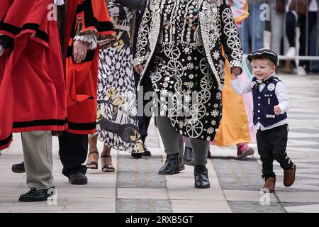 Londres, Royaume-Uni. 24 septembre 2023. Pearly Kings et Queens Costermongers Harvest Festival à Guildhall Yard. Les perles se réunissent dans la cour et sont rejointes par divers maires et dignitaires pour une célébration animée pour marquer le changement des saisons. Crédit : Guy Corbishley/Alamy Live News Banque D'Images